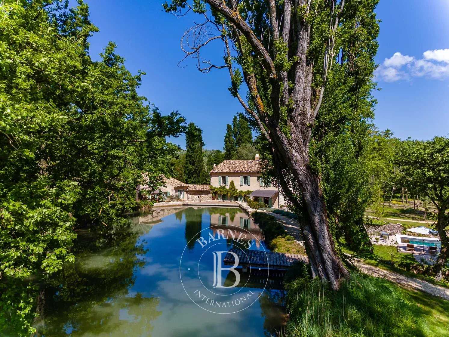 Grignan  - Propriété 15 Pi&egrave;ces 8 Chambres