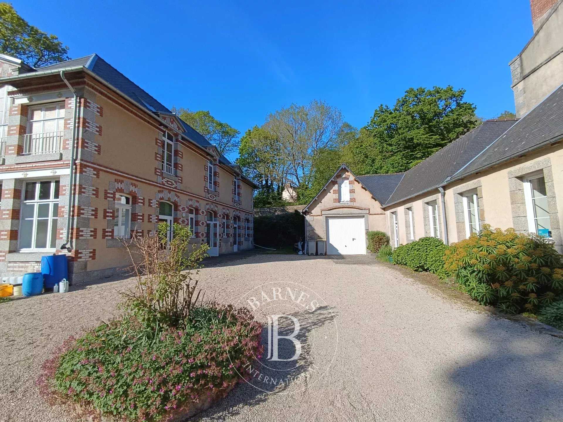 Guingamp  - Maison 23 Pi&egrave;ces 14 Chambres