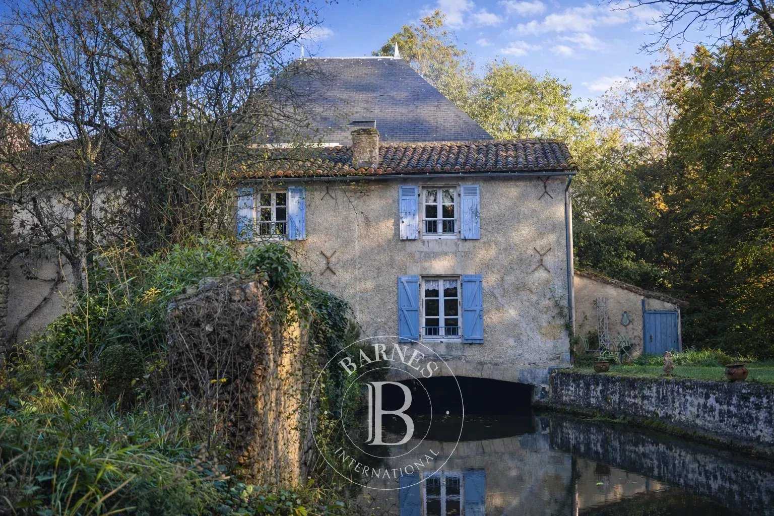 Poitiers  - Maison 9 Pi&egrave;ces 5 Chambres
