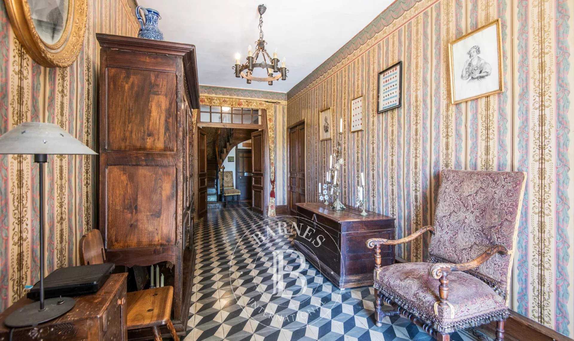 Aurillac  - Manoir 16 Pi&egrave;ces 11 Chambres
