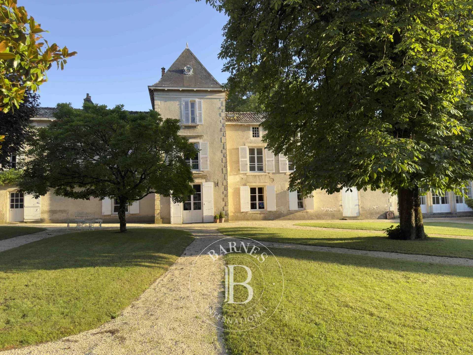 Melle  - Manoir 14 Pi&egrave;ces 6 Chambres