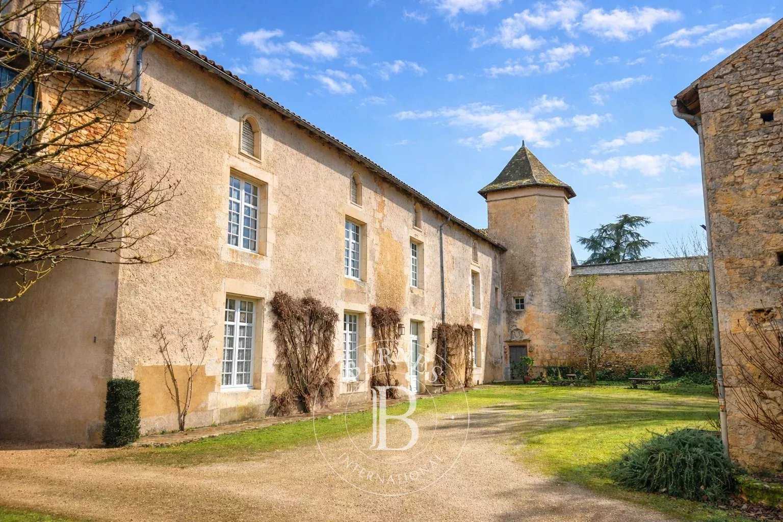 Poitiers  - Maison 8 Pi&egrave;ces 5 Chambres