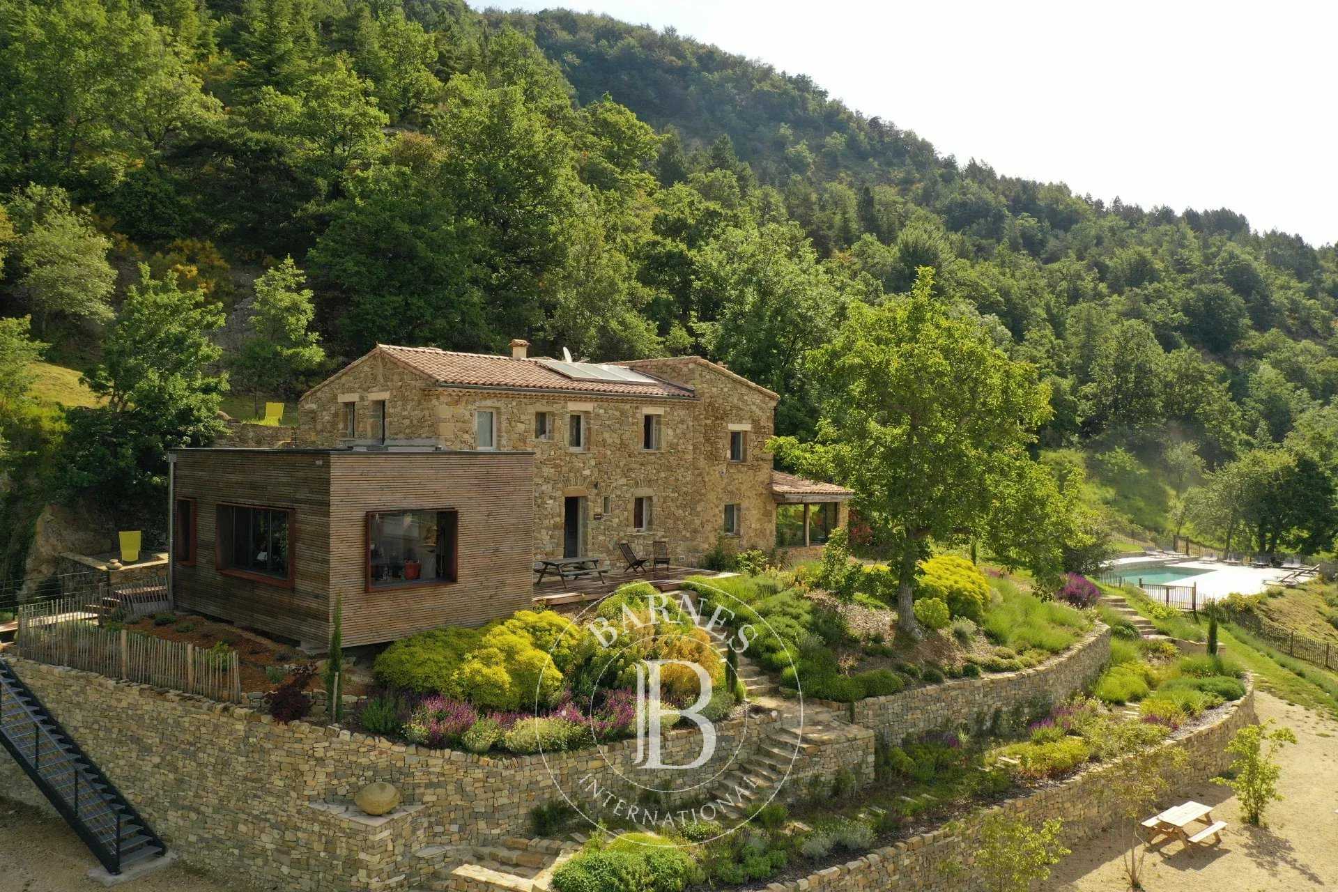 Grignan  - Propriété 24 Pièces 17 Chambres