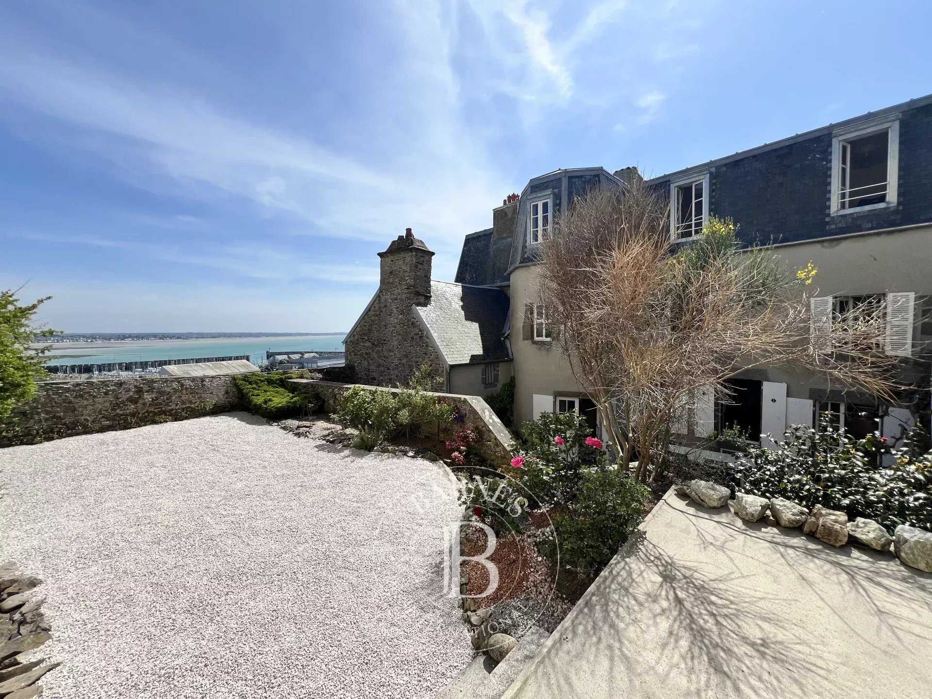 Granville  - Maison de ville 11 Pi&egrave;ces 8 Chambres