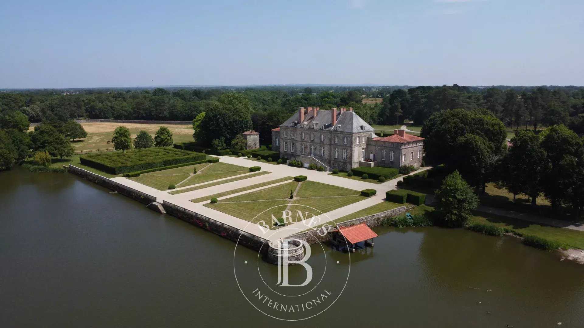 Nantes  - Château 18 Pièces 7 Chambres