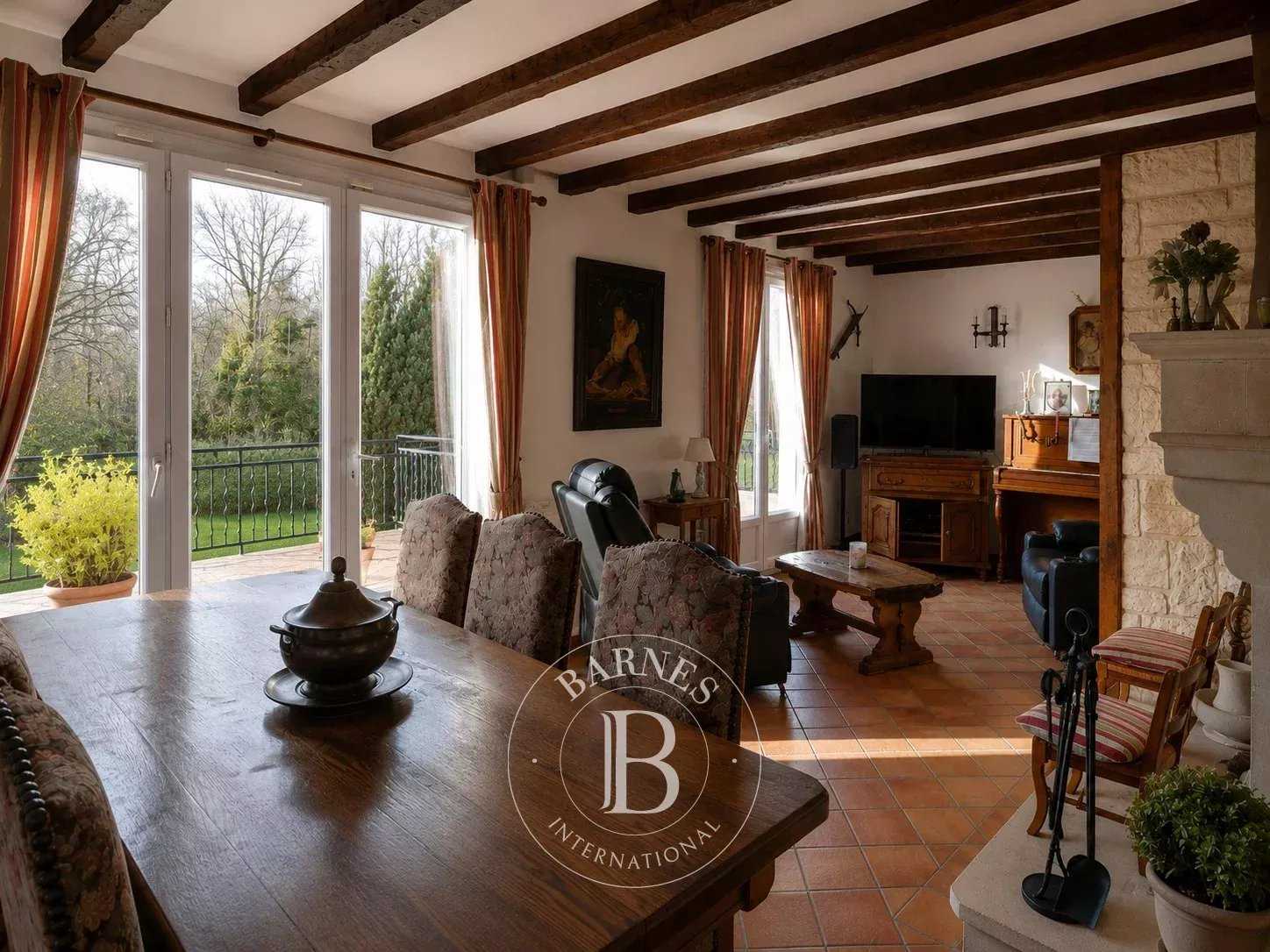 Fresnoy-la-Rivière  - Maison 9 Pi&egrave;ces