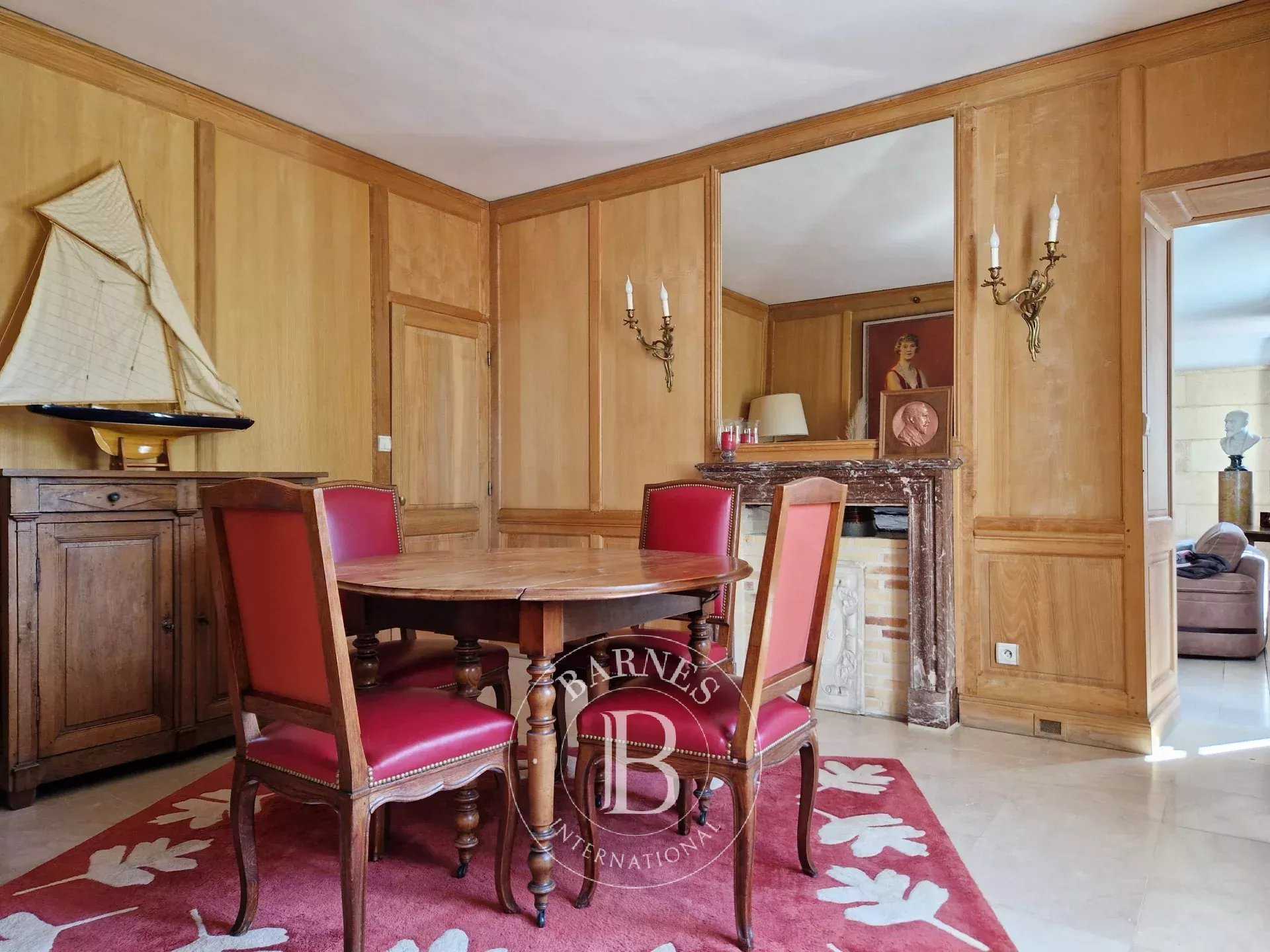 Domont  - Propriété 28 Pi&egrave;ces 16 Chambres
