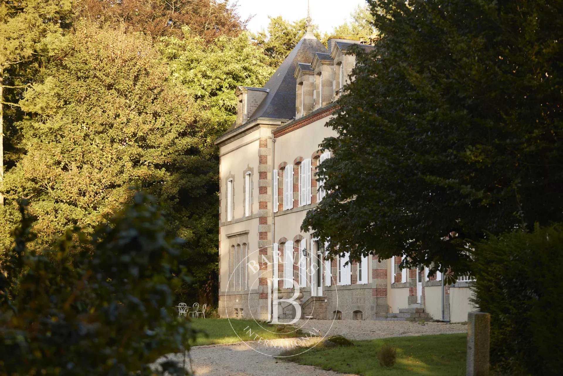 Pouzauges  - Château 16 Pi&egrave;ces 10 Chambres