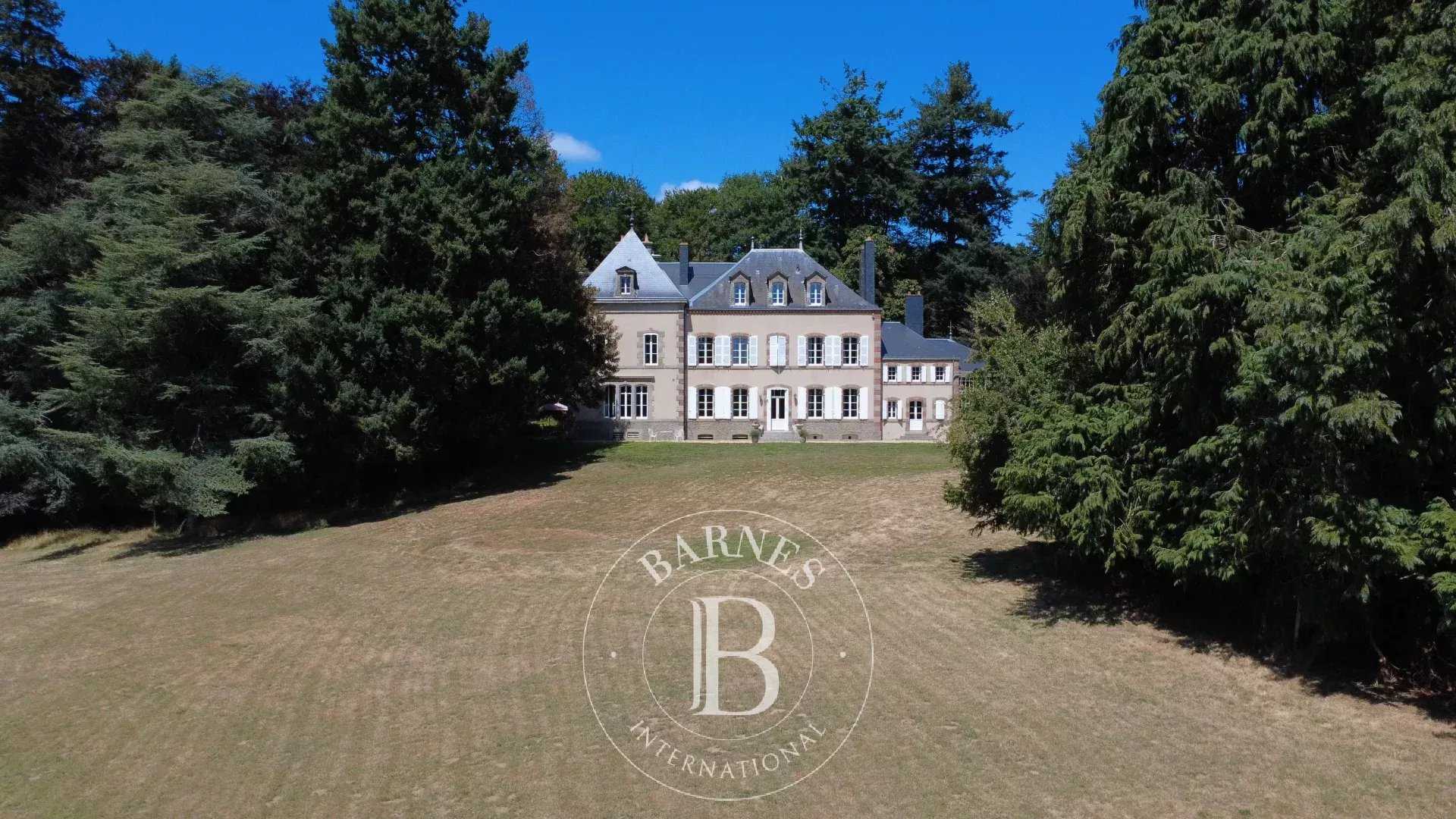 Pouzauges  - Château 16 Pi&egrave;ces 10 Chambres