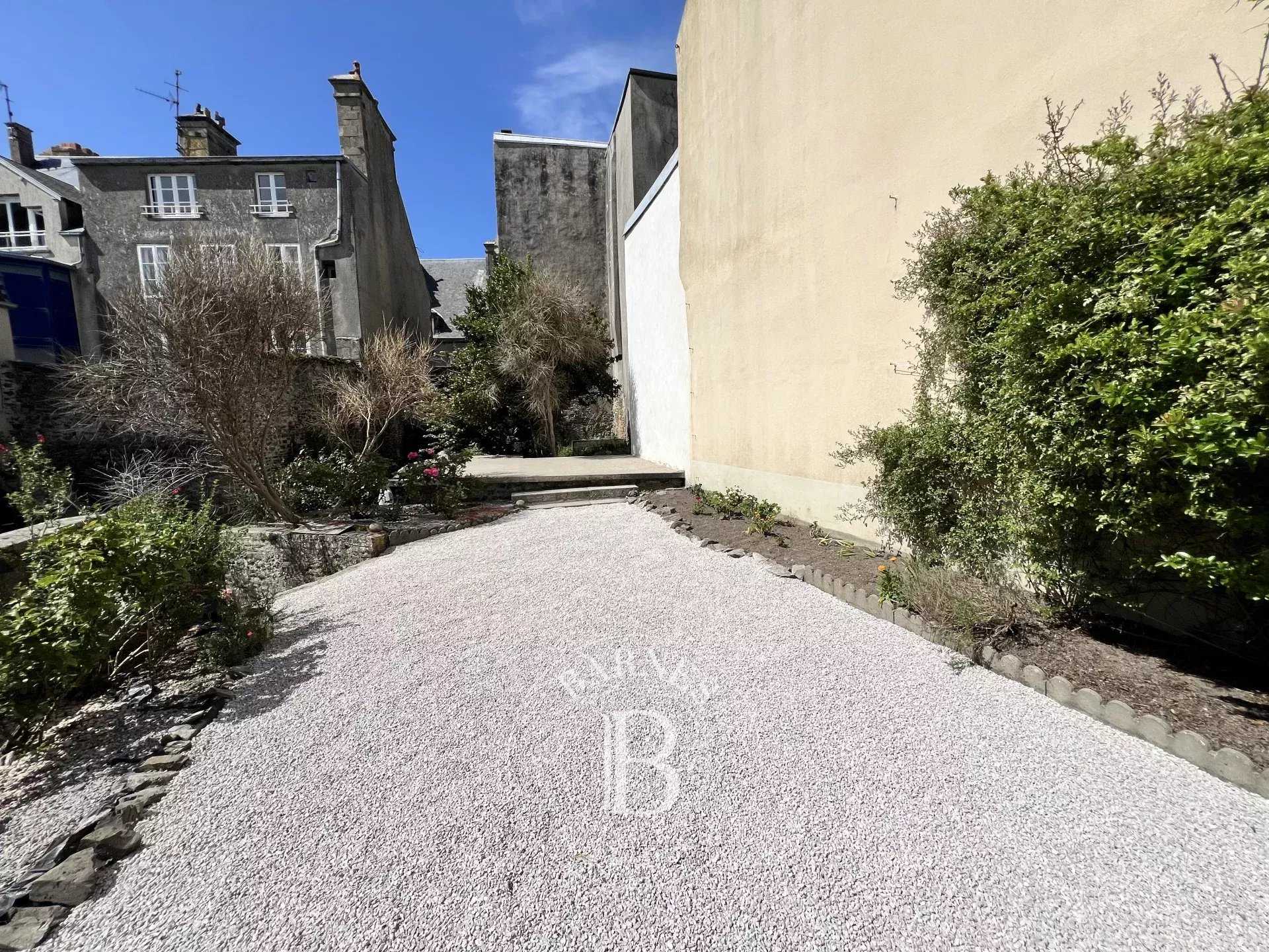 Granville  - Maison de ville 11 Pi&egrave;ces 8 Chambres