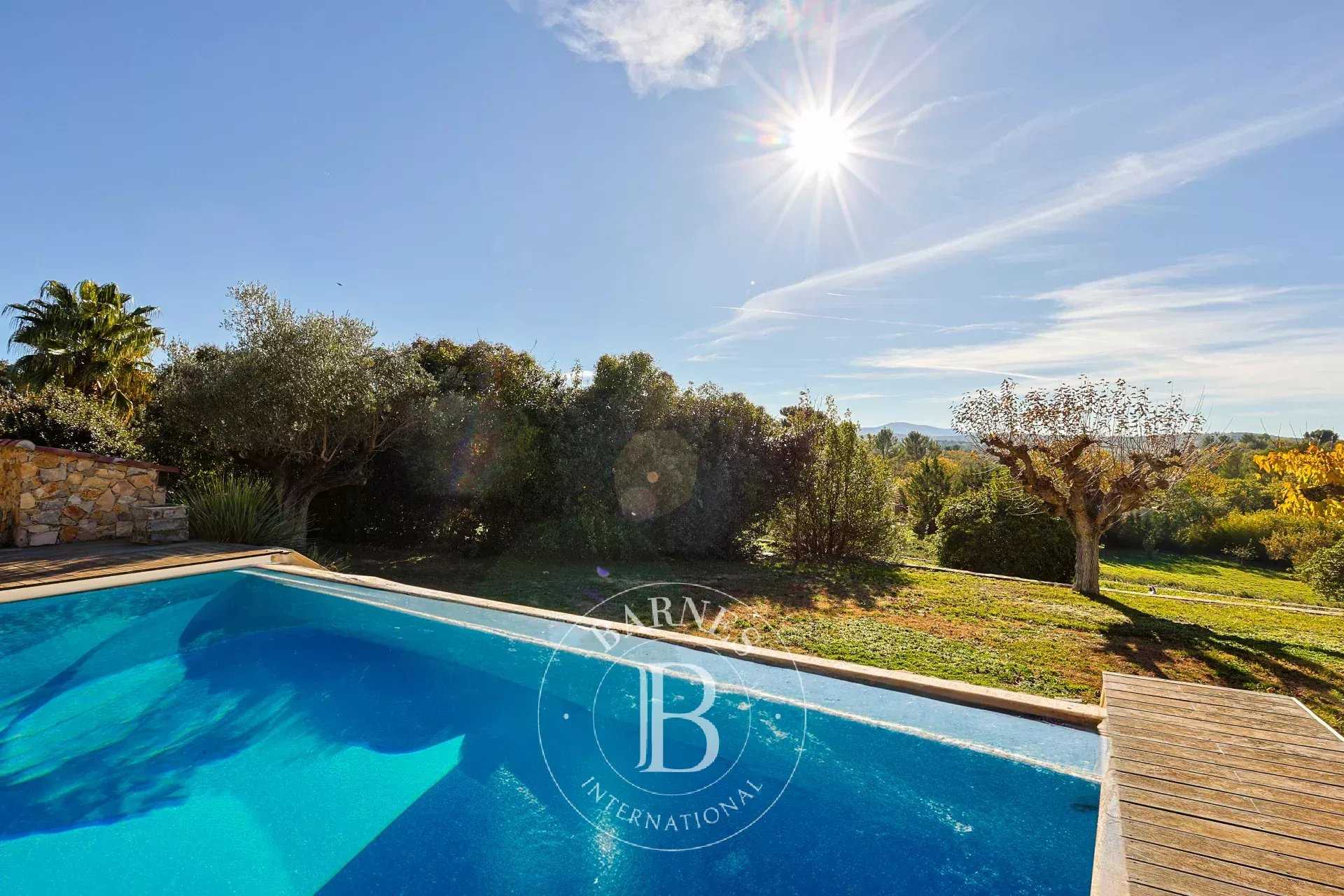 Le Luc  - Propriété 12 Pi&egrave;ces 8 Chambres