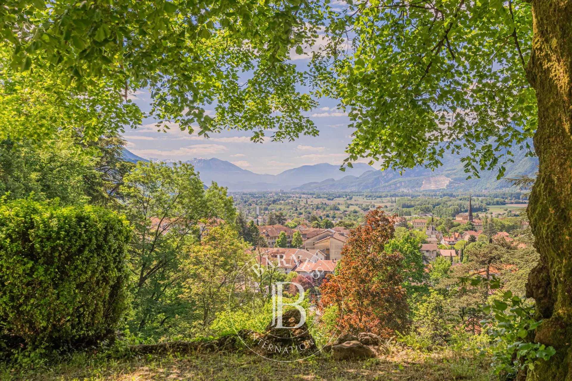 Voreppe  - Propriété 19 Pièces 7 Chambres