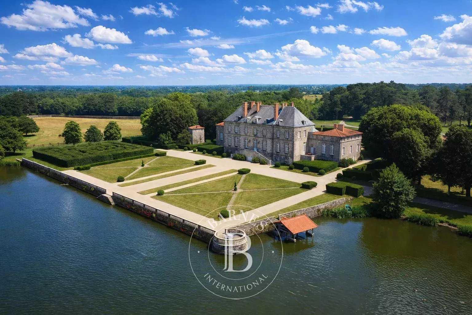 Nantes  - Château 18 Pi&egrave;ces 7 Chambres