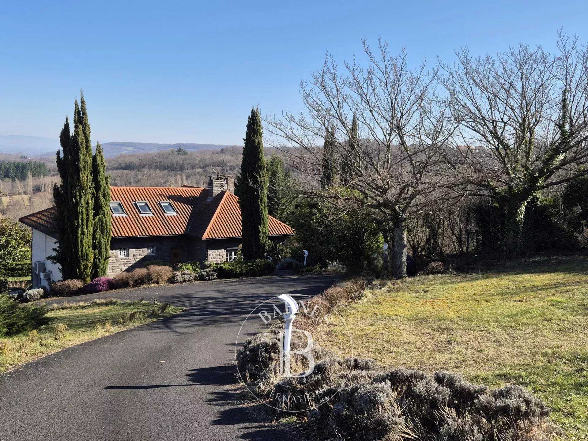 Volvic  - Maison 7 Pi&egrave;ces 5 Chambres