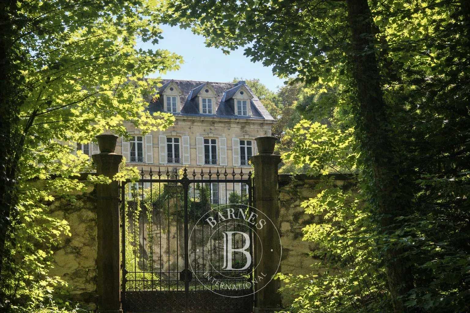 Néronde-sur-Dore  - Propriété 14 Pi&egrave;ces 9 Chambres