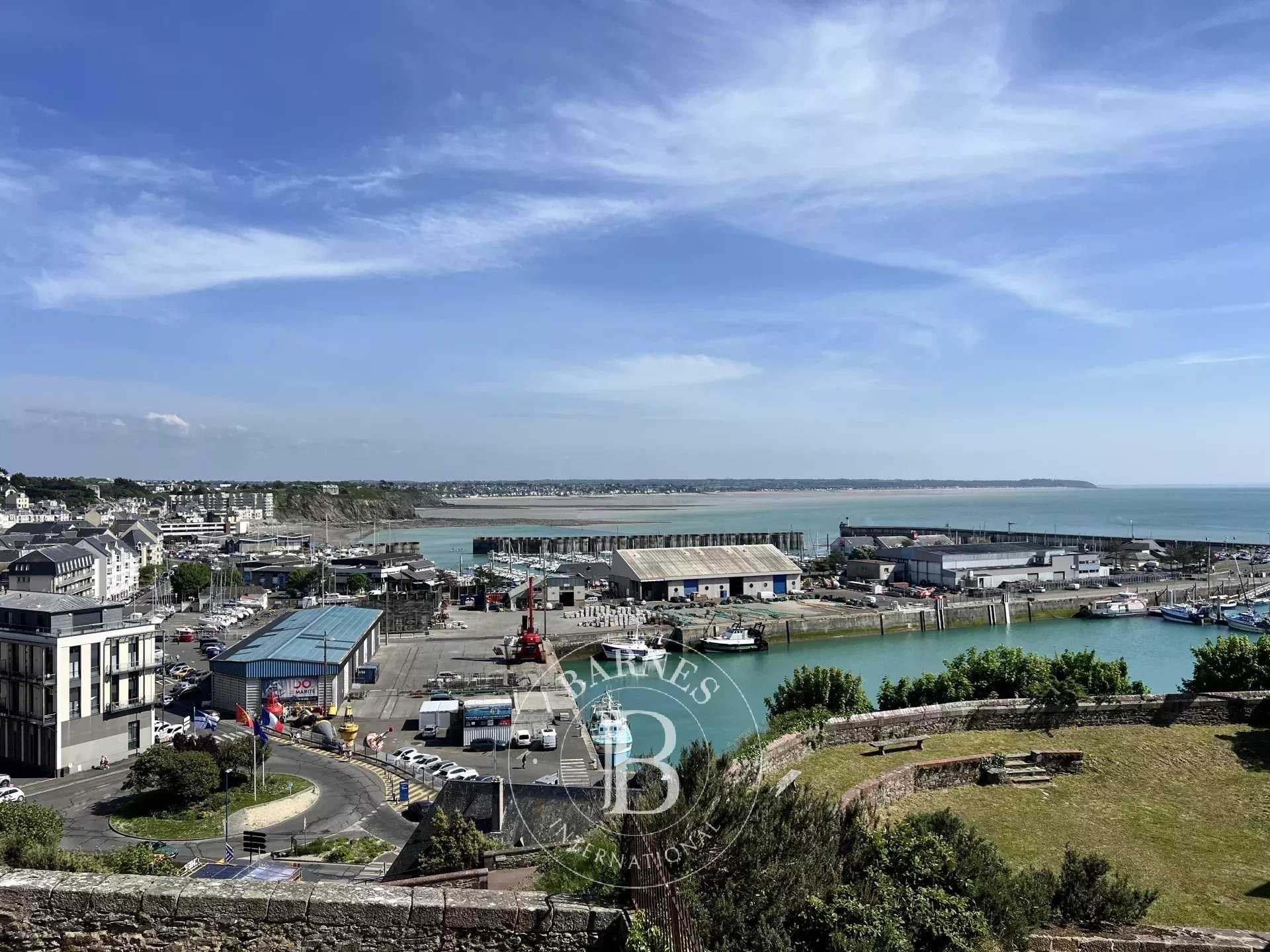 Granville  - Maison de ville 11 Pi&egrave;ces 8 Chambres