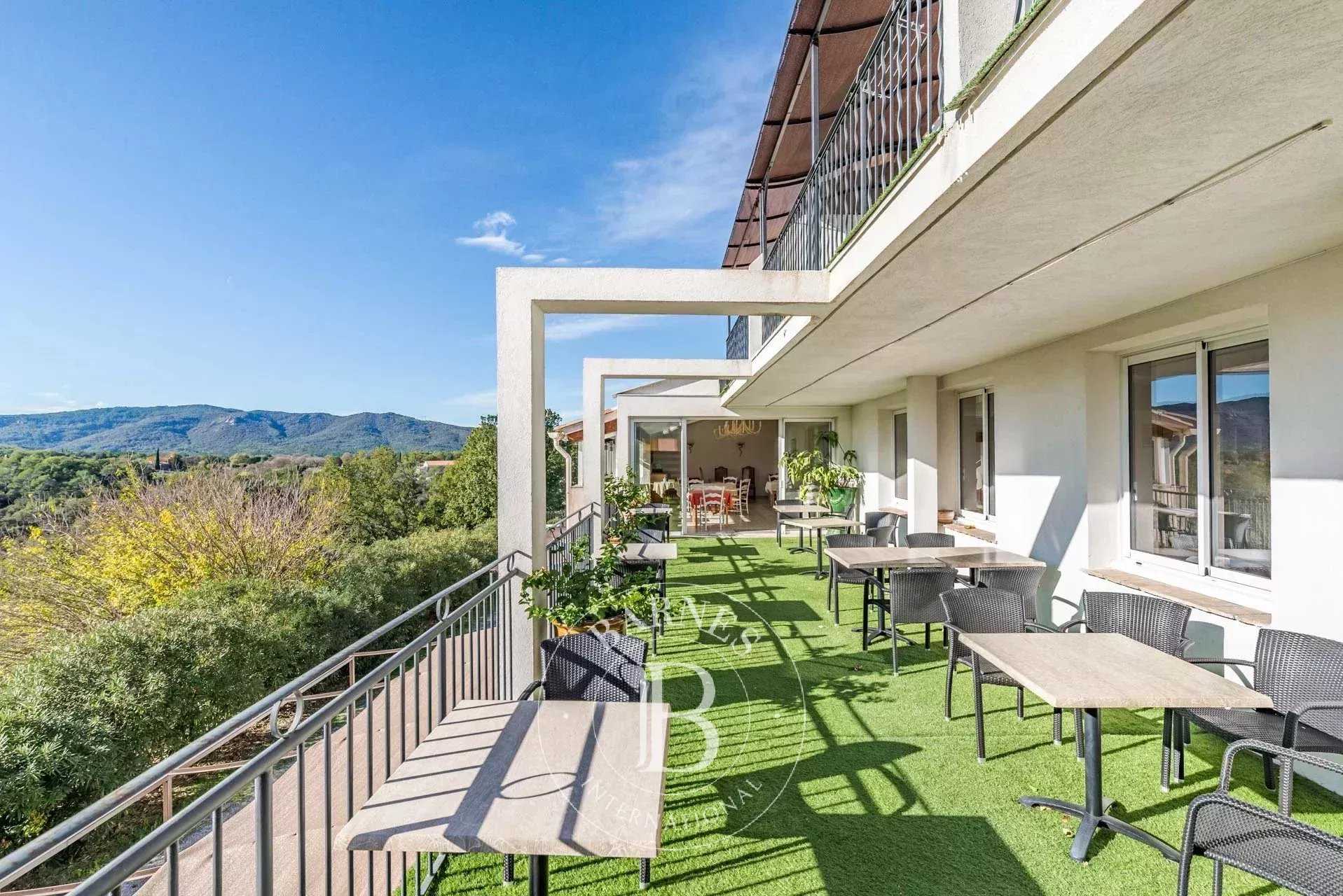 Bagnols-en-Forêt  - Maison d'hôtes 17 Pi&egrave;ces 14 Chambres