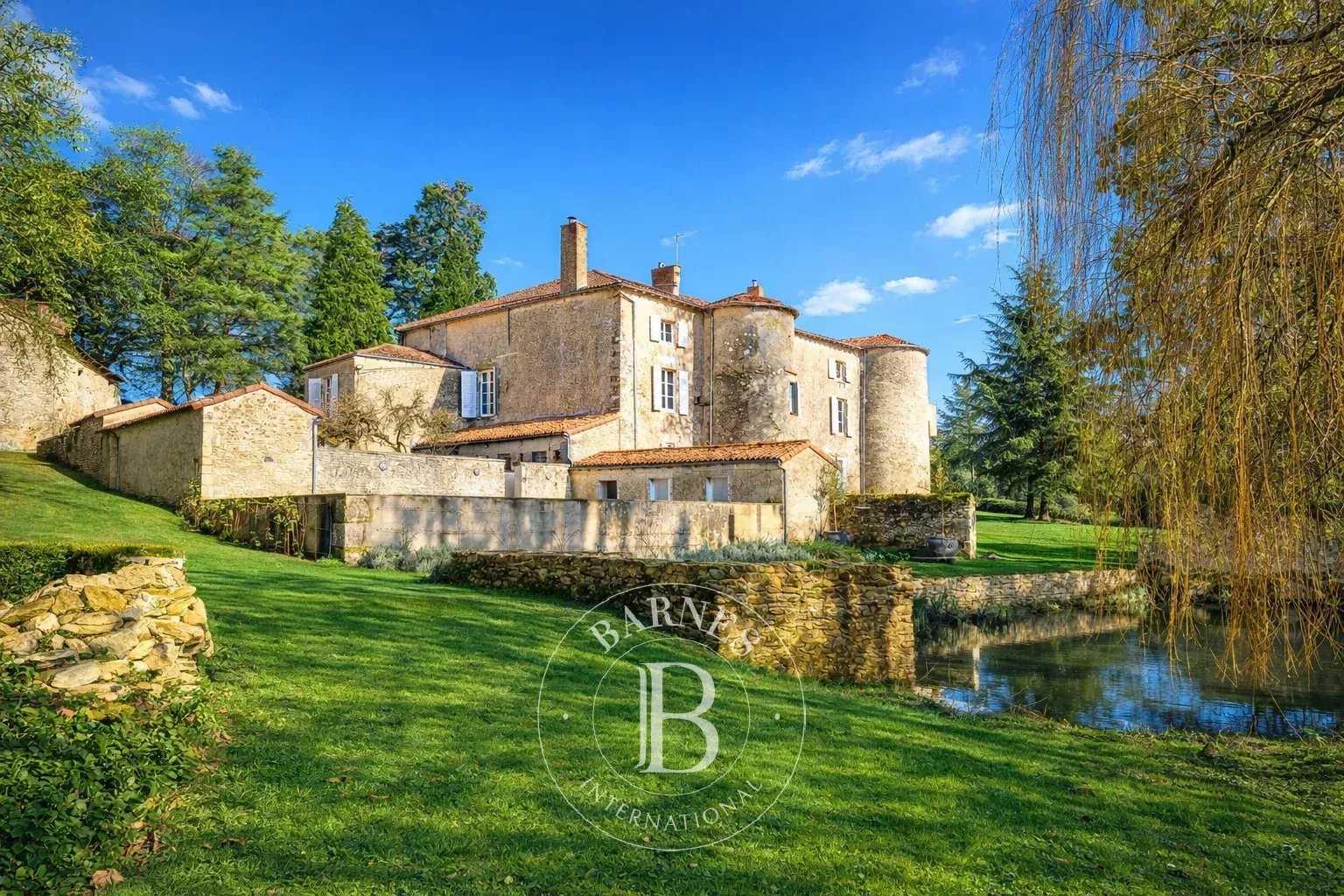 Parthenay  - Château 15 Pi&egrave;ces 8 Chambres