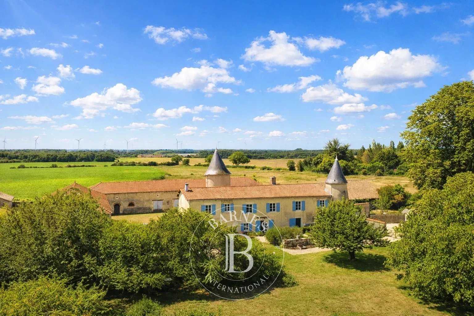 Civray  - Maison 7 Pi&egrave;ces 4 Chambres