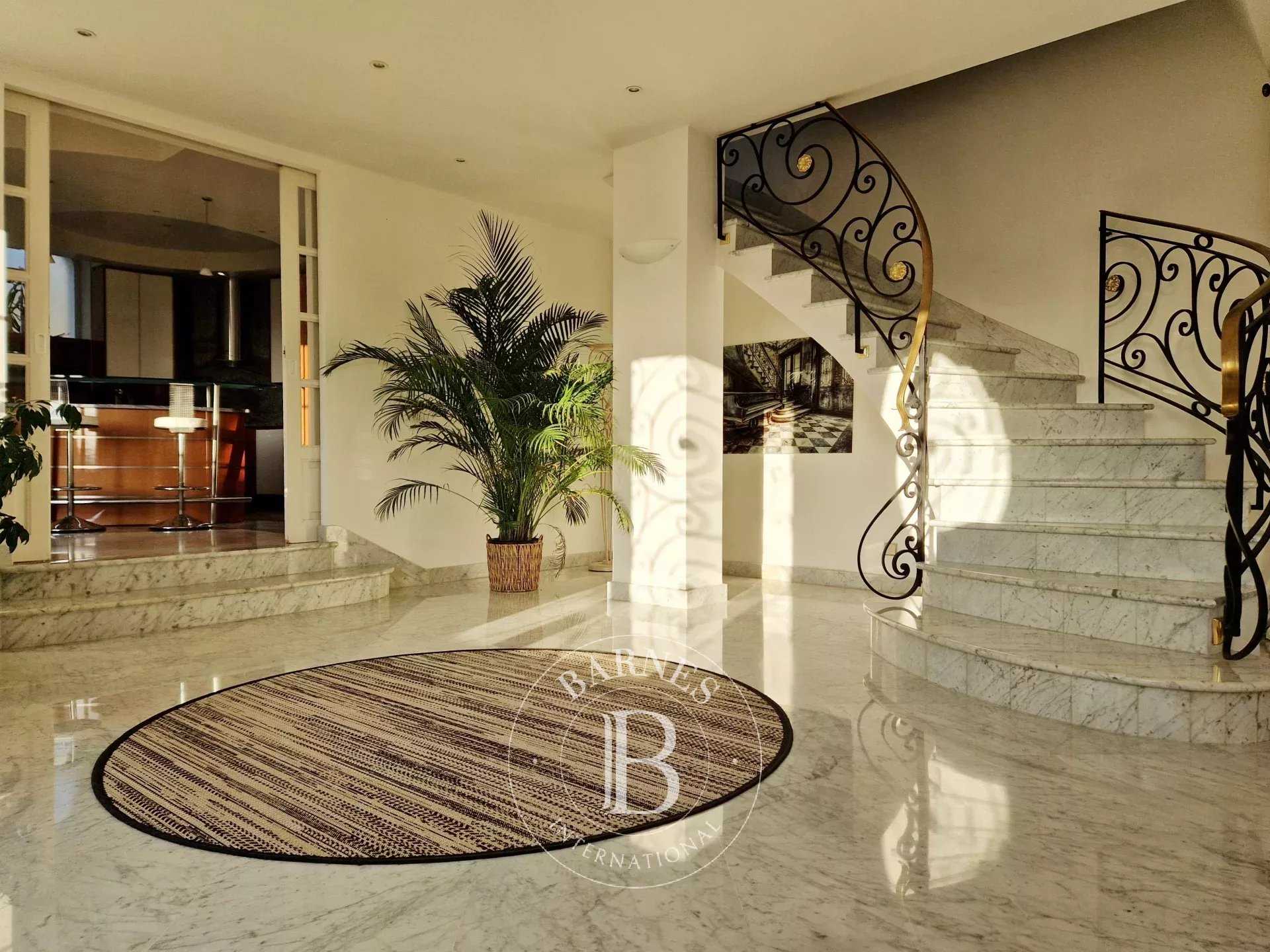 Magny-en-Vexin  - Maison 15 Pi&egrave;ces 6 Chambres