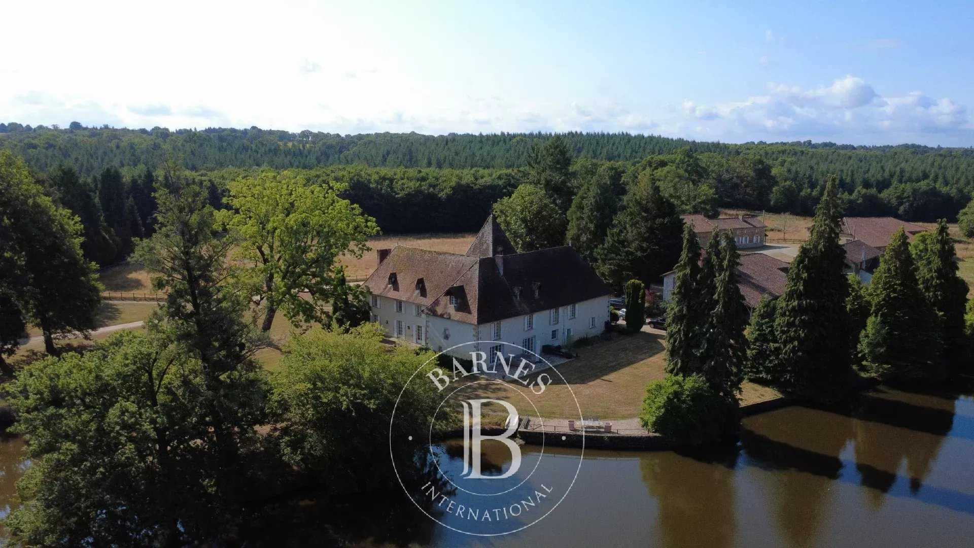 Limoges  - Manoir 15 Pi&egrave;ces 10 Chambres