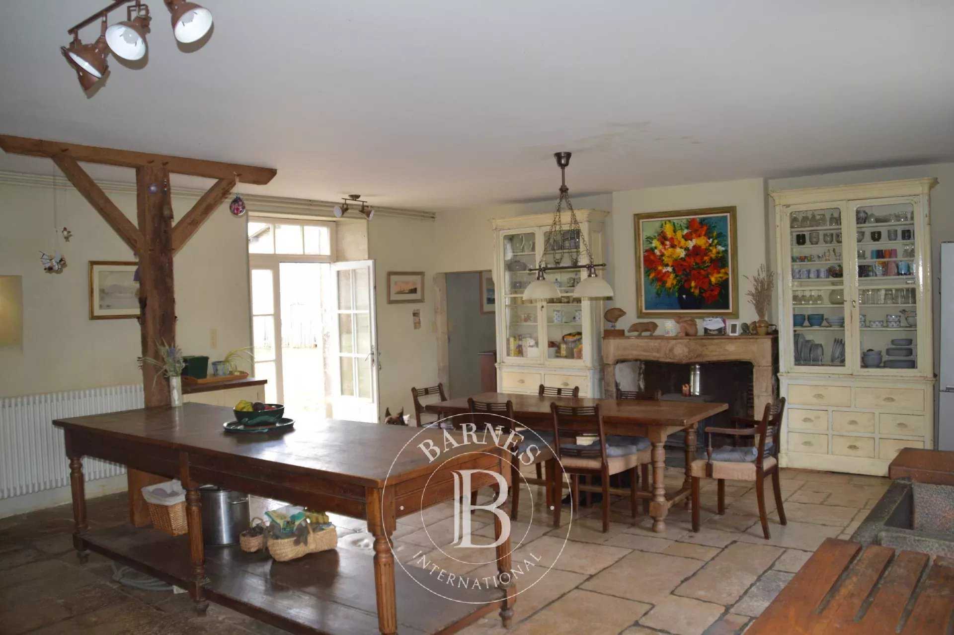 Civray  - Maison 7 Pi&egrave;ces 4 Chambres