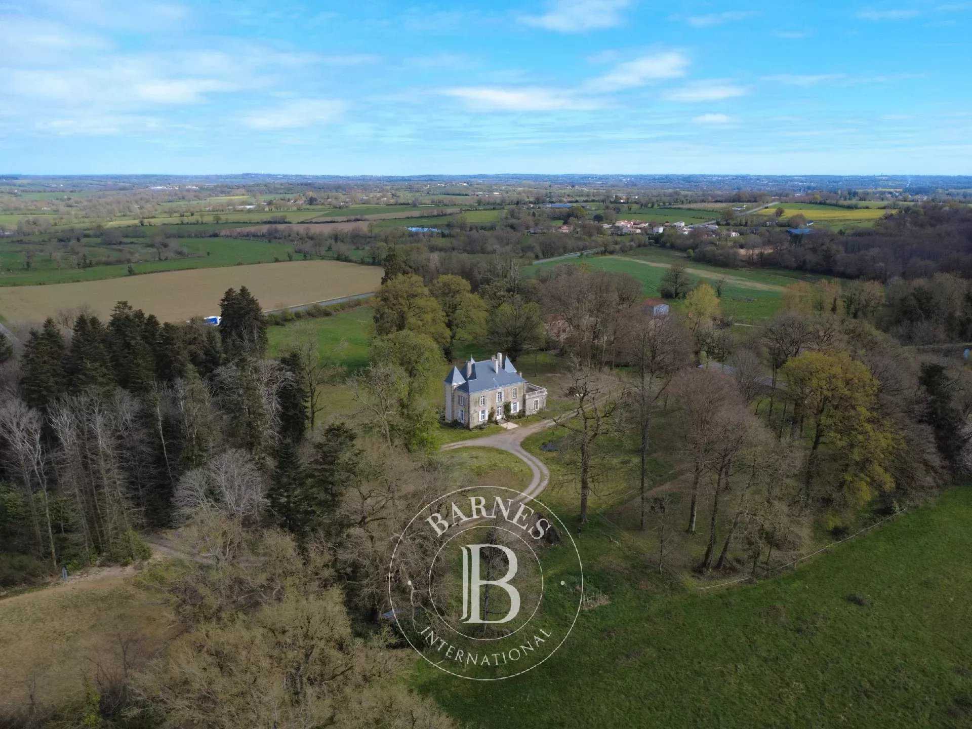 Pouzauges  - Manoir 10 Pi&egrave;ces 5 Chambres