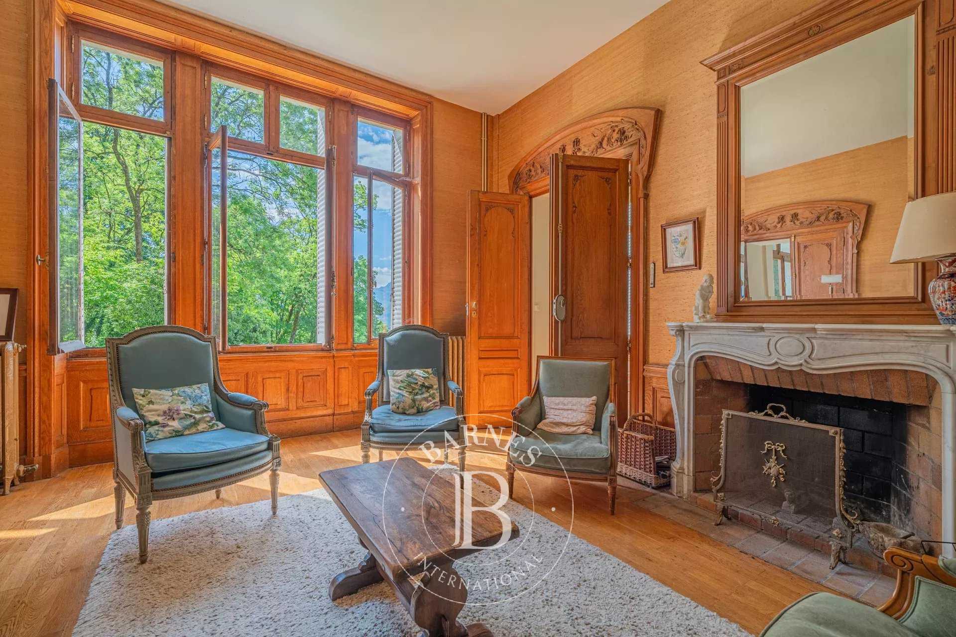 Voreppe  - Propriété 19 Pi&egrave;ces 7 Chambres