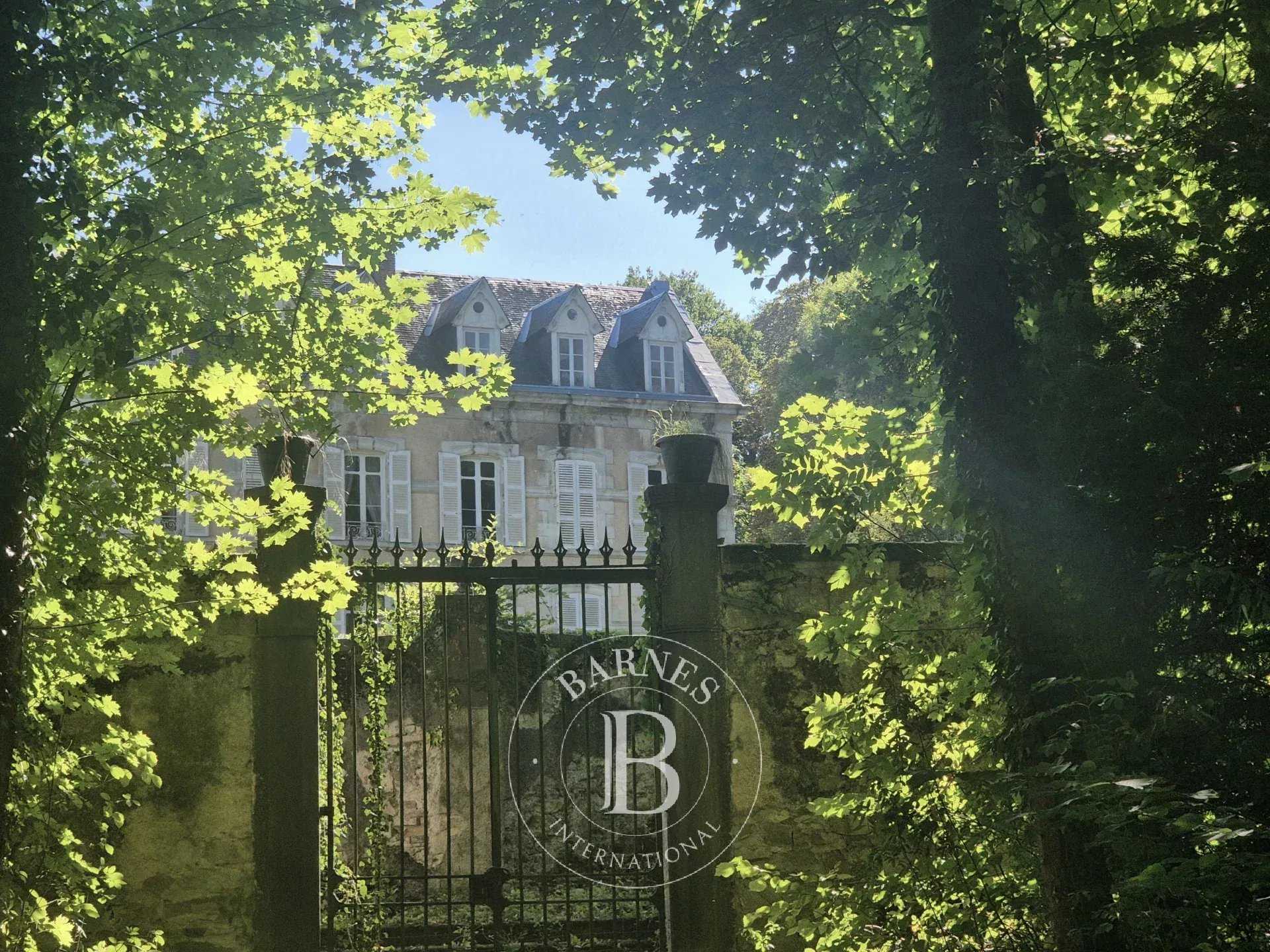 Néronde-sur-Dore  - Propriété 14 Pi&egrave;ces 9 Chambres