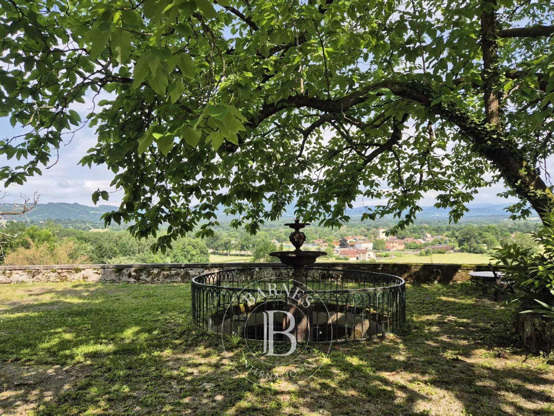 Néronde-sur-Dore  - Propriété 14 Pi&egrave;ces 9 Chambres