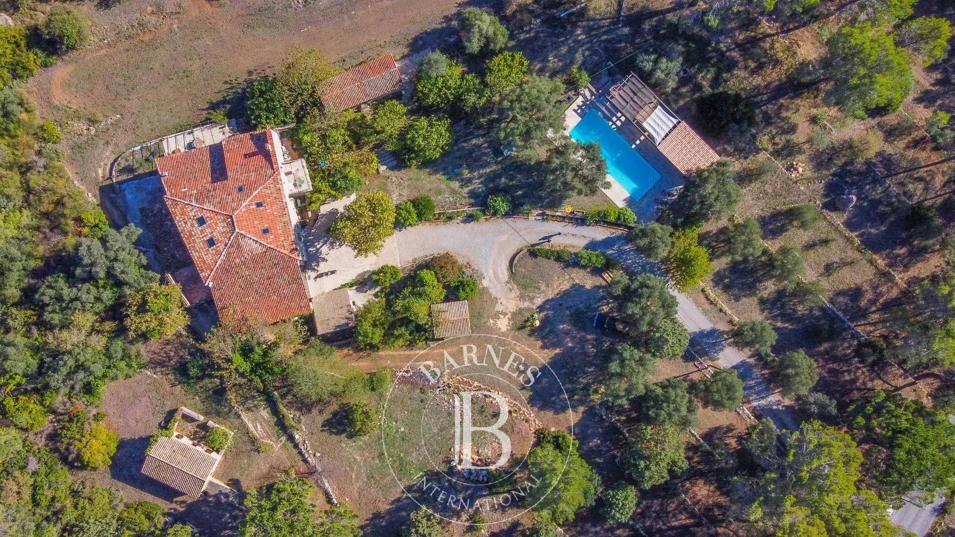 Bagnols-en-Forêt  - Propriété 10 Pi&egrave;ces 7 Chambres