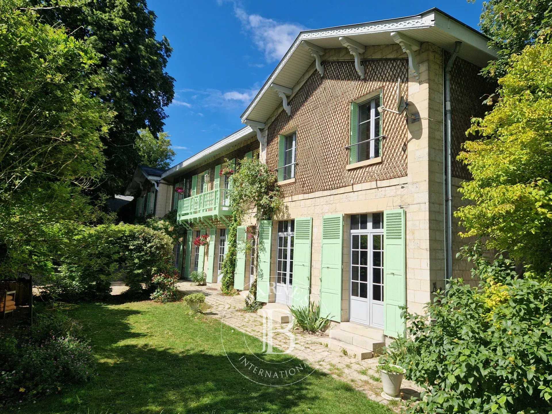 Asnières-sur-Oise  - Maison 8 Pi&egrave;ces 5 Chambres