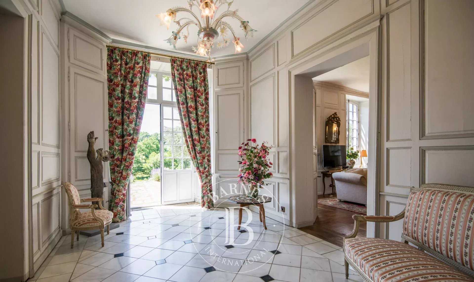 Aurillac  - Château 15 Pi&egrave;ces 10 Chambres