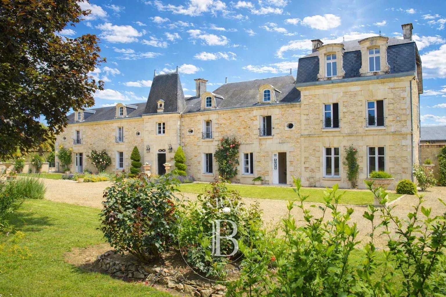 Loudun  - Maison de village 10 Pi&egrave;ces 5 Chambres