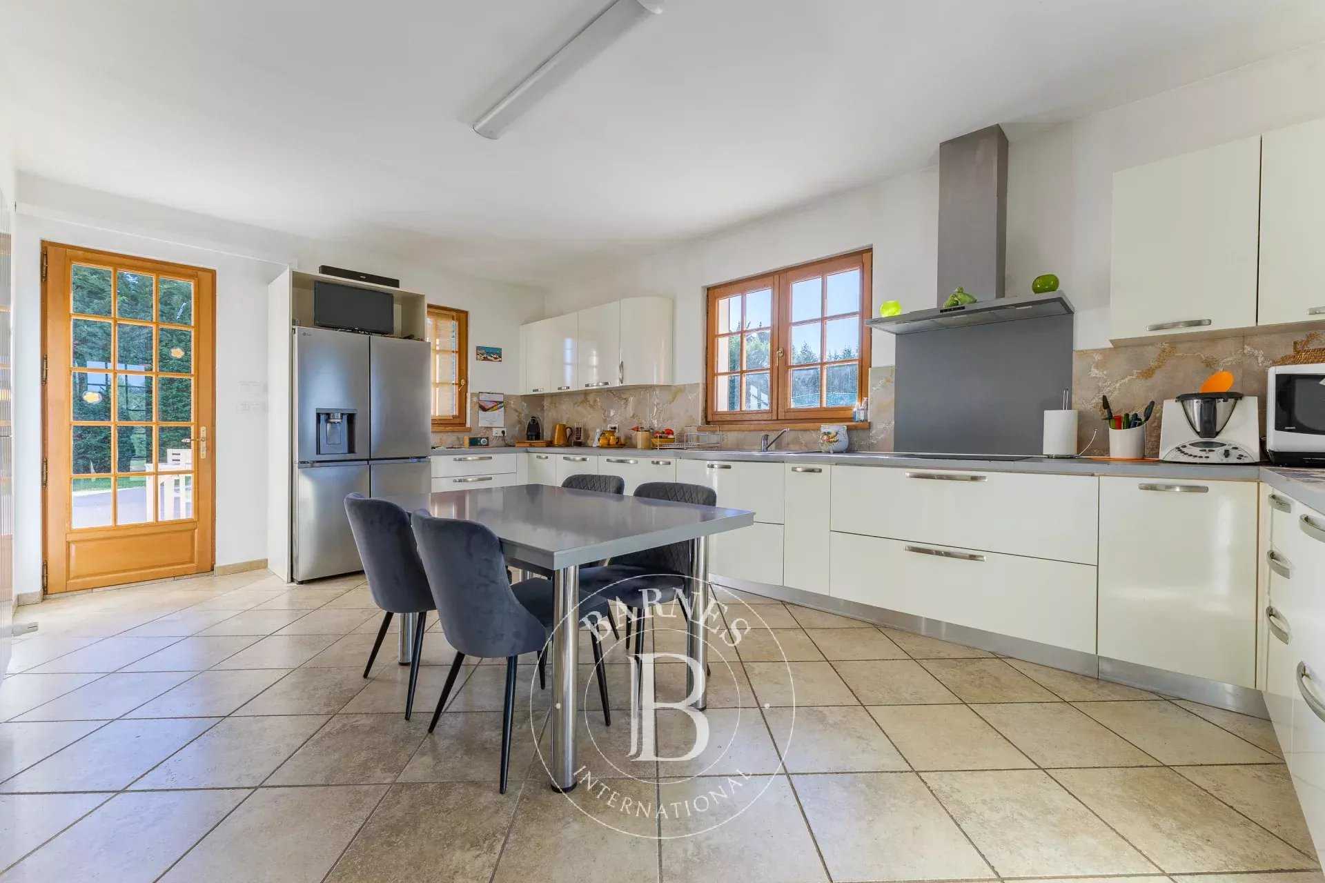 La Chapelle-de-la-Tour  - Maison 10 Pi&egrave;ces 9 Chambres