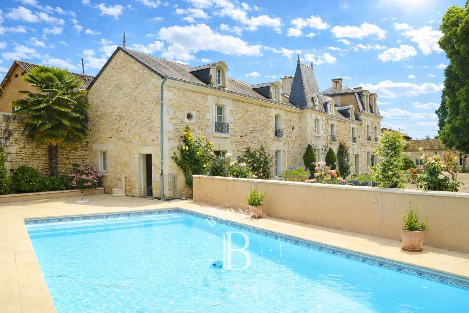 Loudun  - Maison de village 10 Pi&egrave;ces 5 Chambres