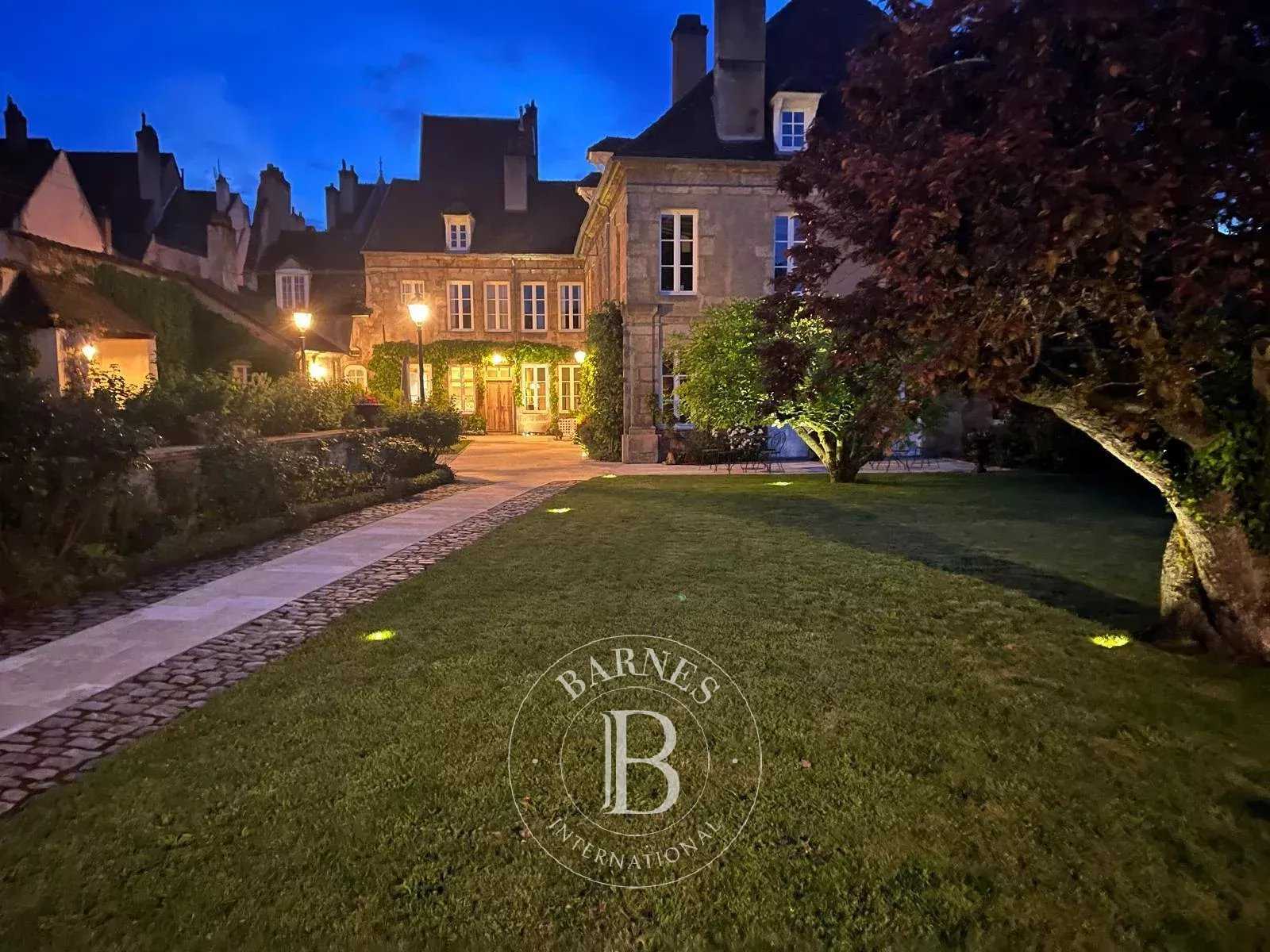 Autun  - Hôtel particulier 11 Pi&egrave;ces 8 Chambres