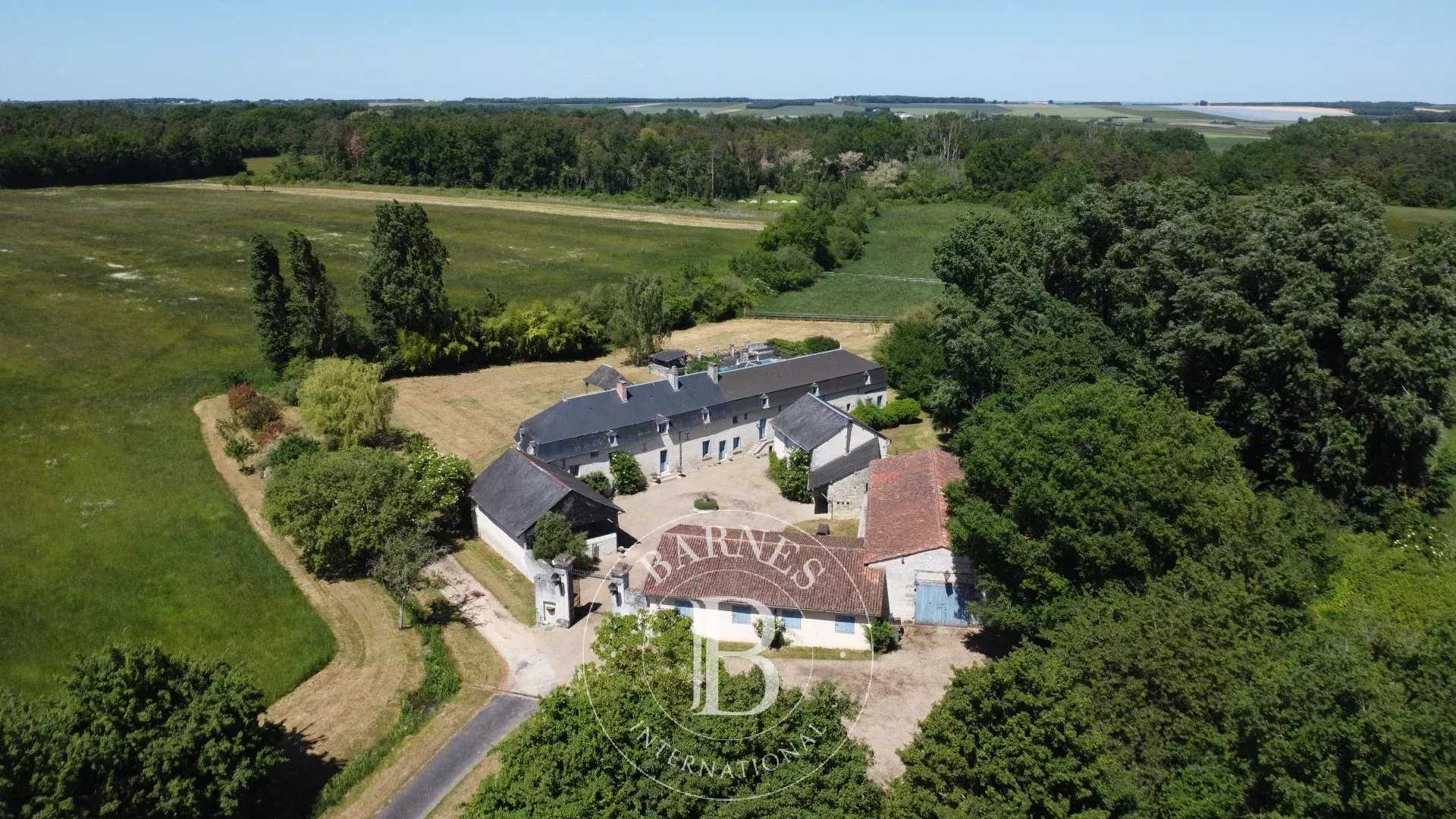 Richelieu  - Propriété 15 Pi&egrave;ces 10 Chambres