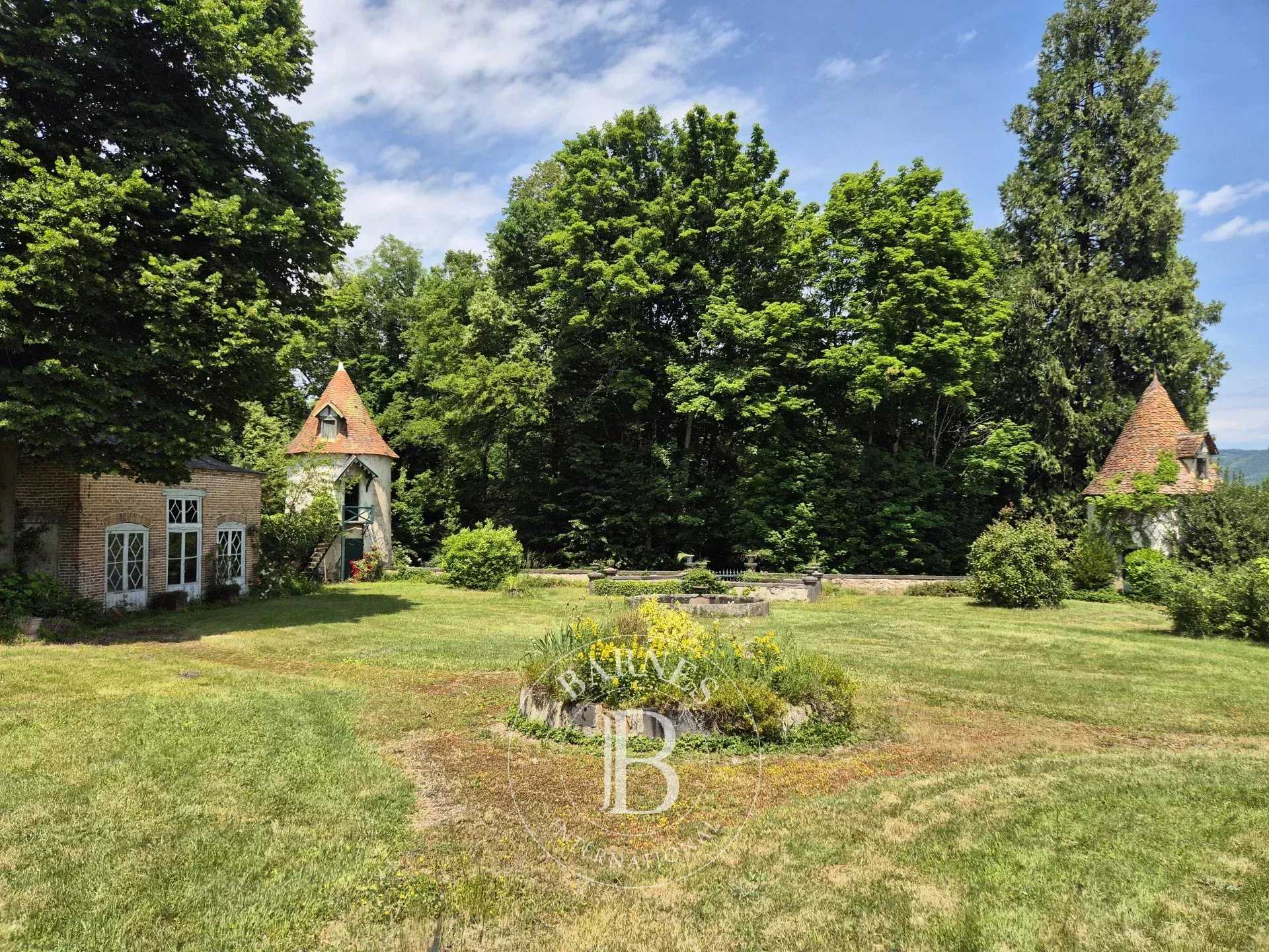 Néronde-sur-Dore  - Propriété 14 Pi&egrave;ces 9 Chambres