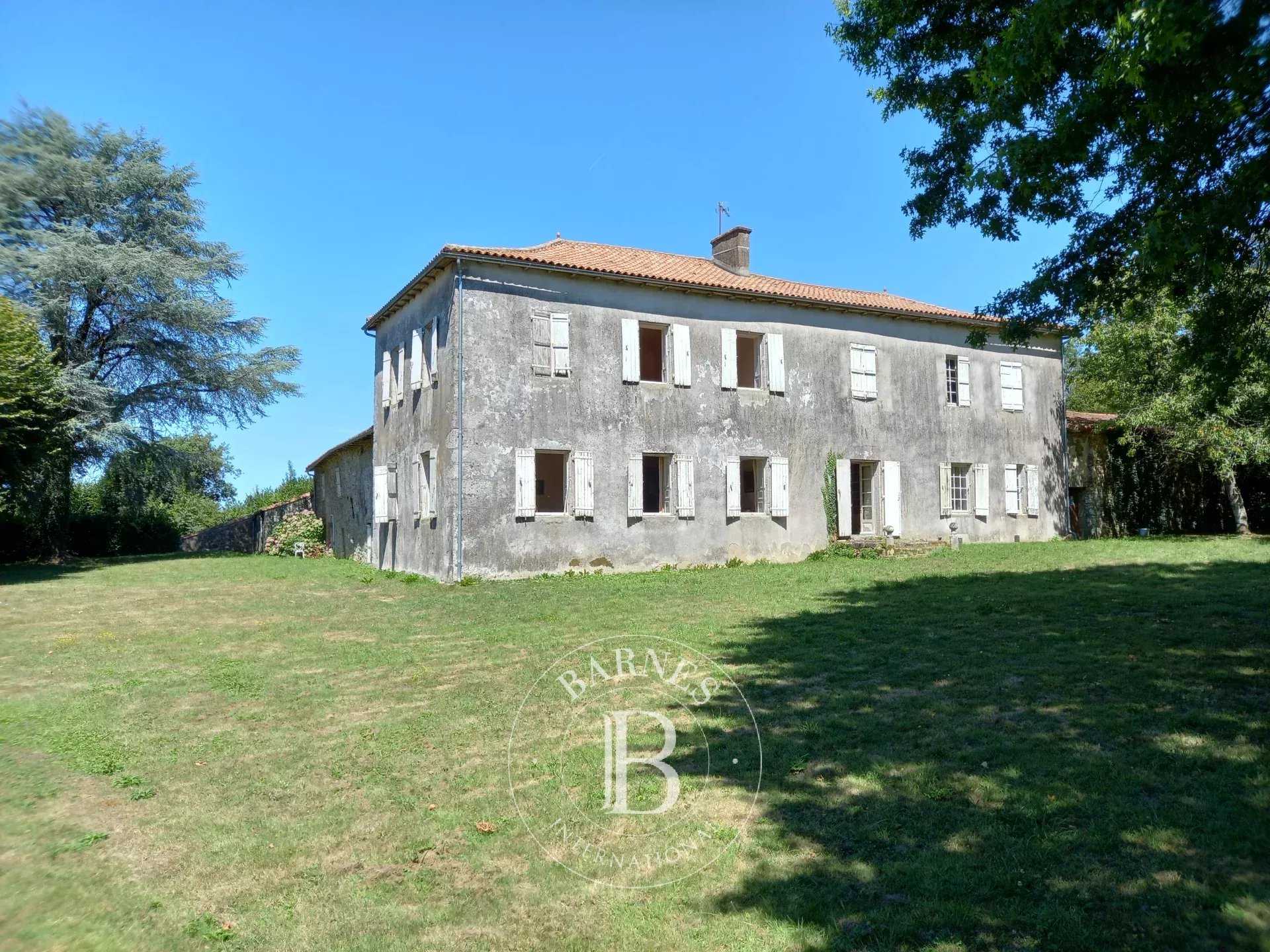 Secondigny  - Maison 14 Pi&egrave;ces 8 Chambres