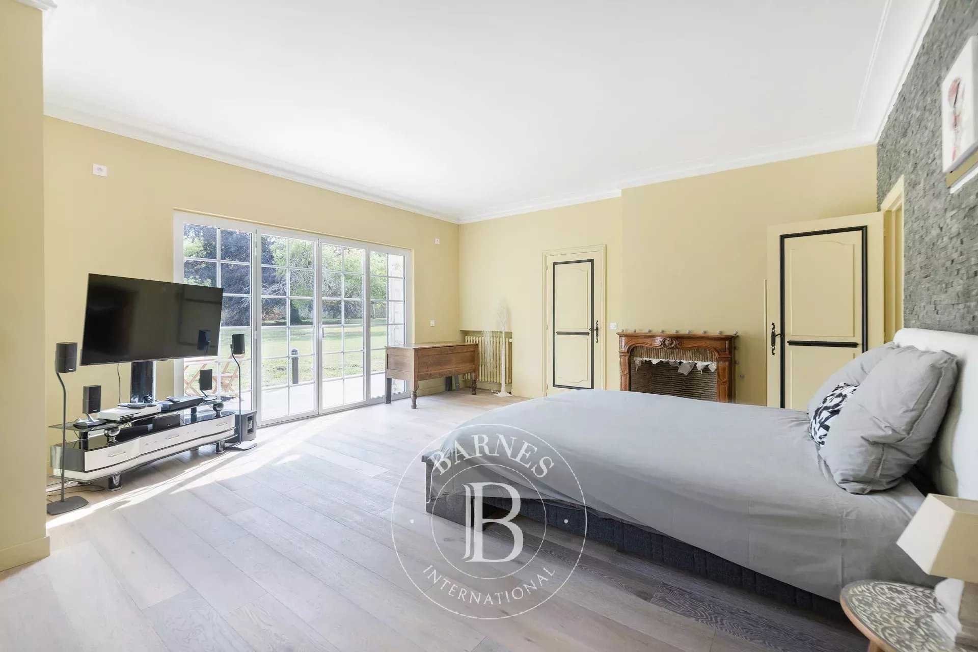 Champcueil  - Property 13 Bedrooms