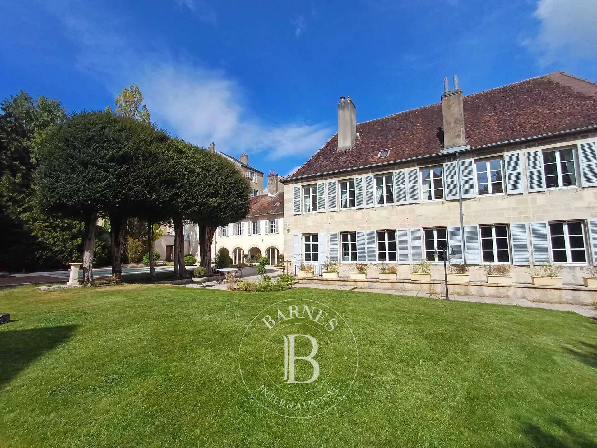 Dole  - Hôtel particulier 15 Pi&egrave;ces 5 Chambres