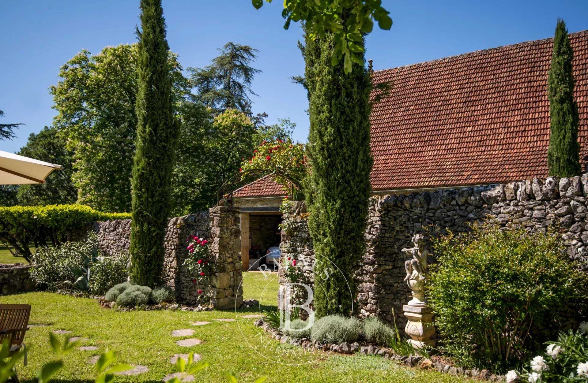 Figeac  - Propriété 10 Pièces 3 Chambres