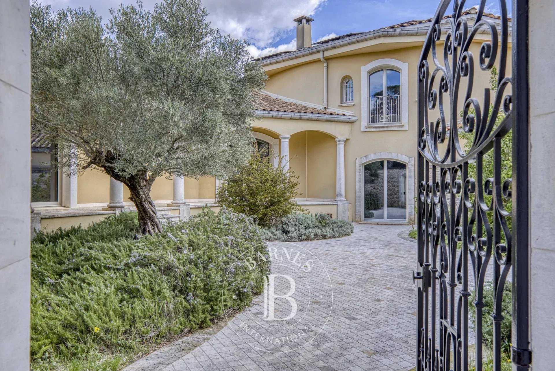 Suze-la-Rousse  - Maison 30 Pièces 11 Chambres