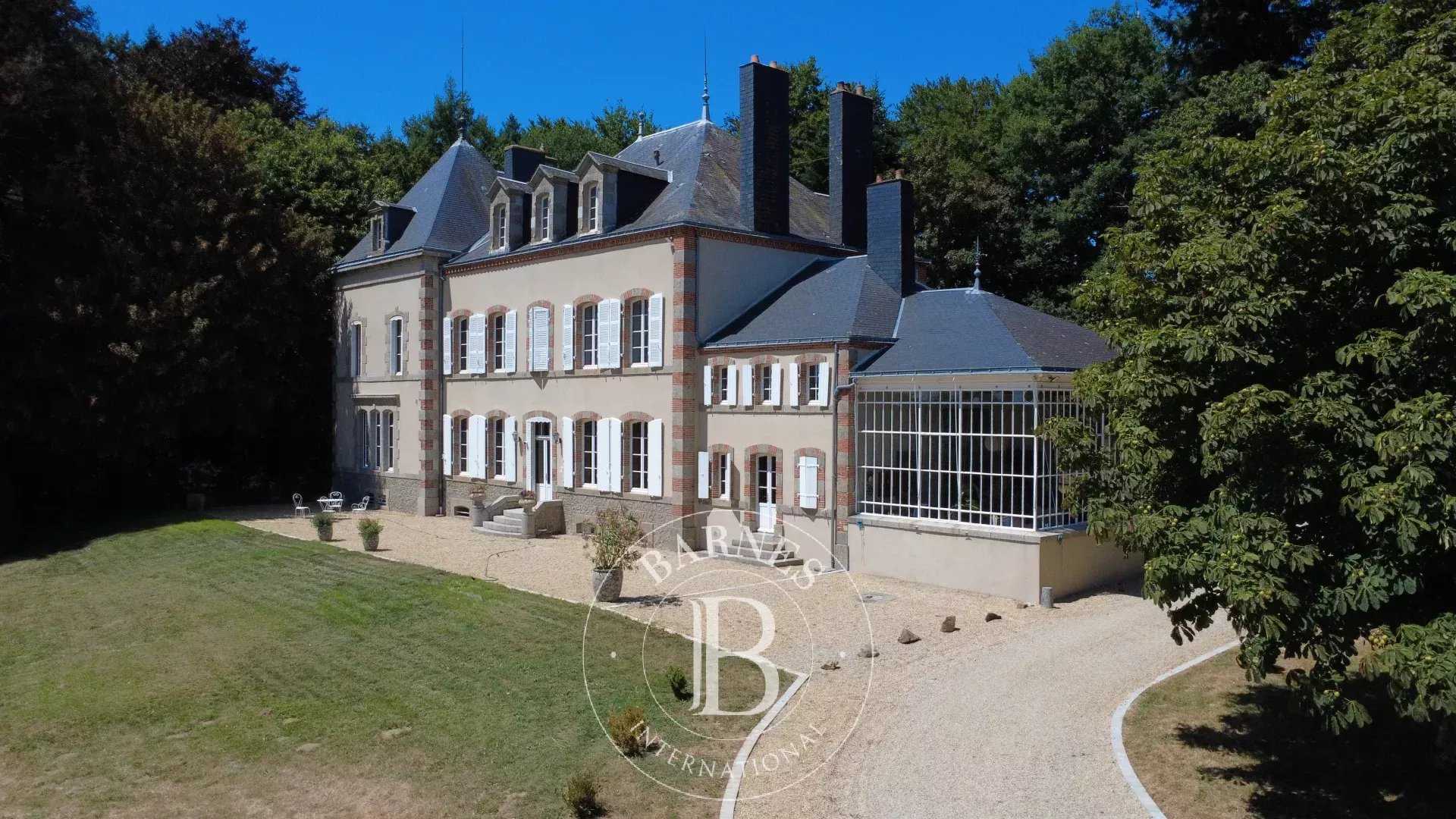 Pouzauges  - Château 16 Pi&egrave;ces 10 Chambres