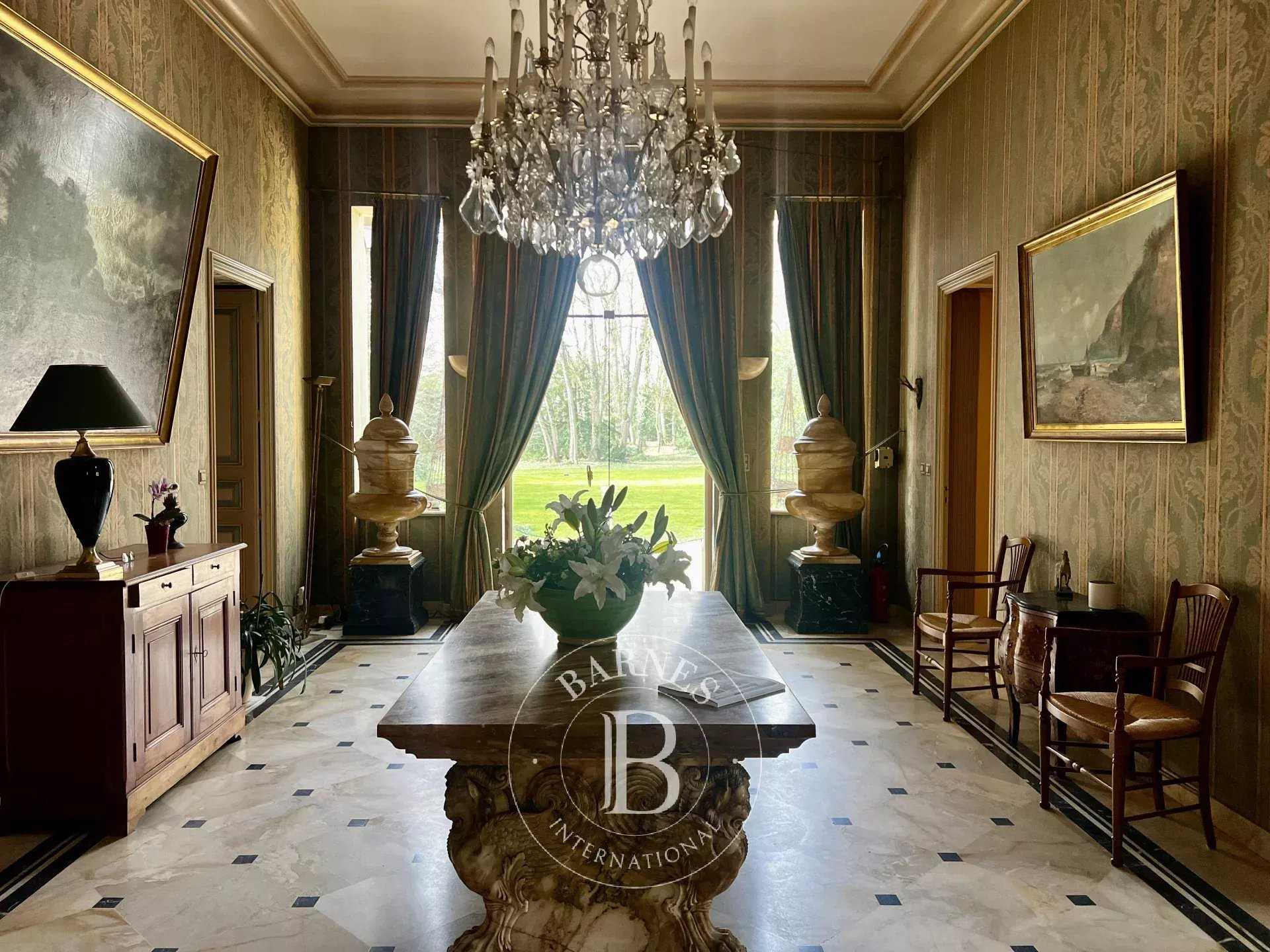 Tournus  - Château 20 Pi&egrave;ces 9 Chambres