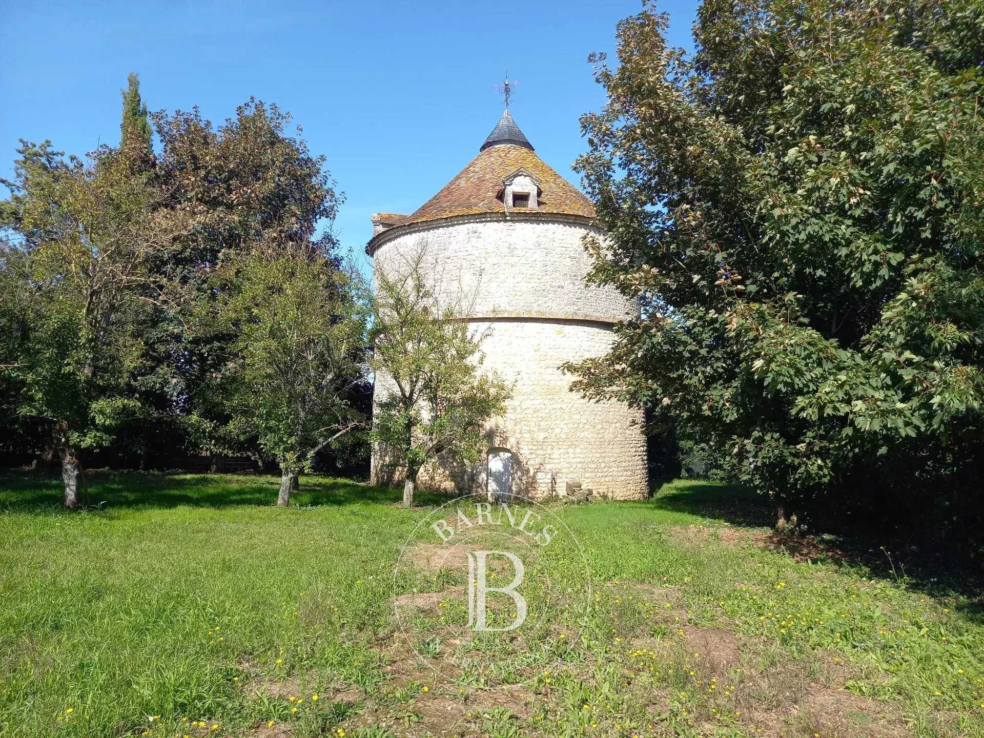 Fontenay-le-Comte  - Manoir 12 Pi&egrave;ces 7 Chambres