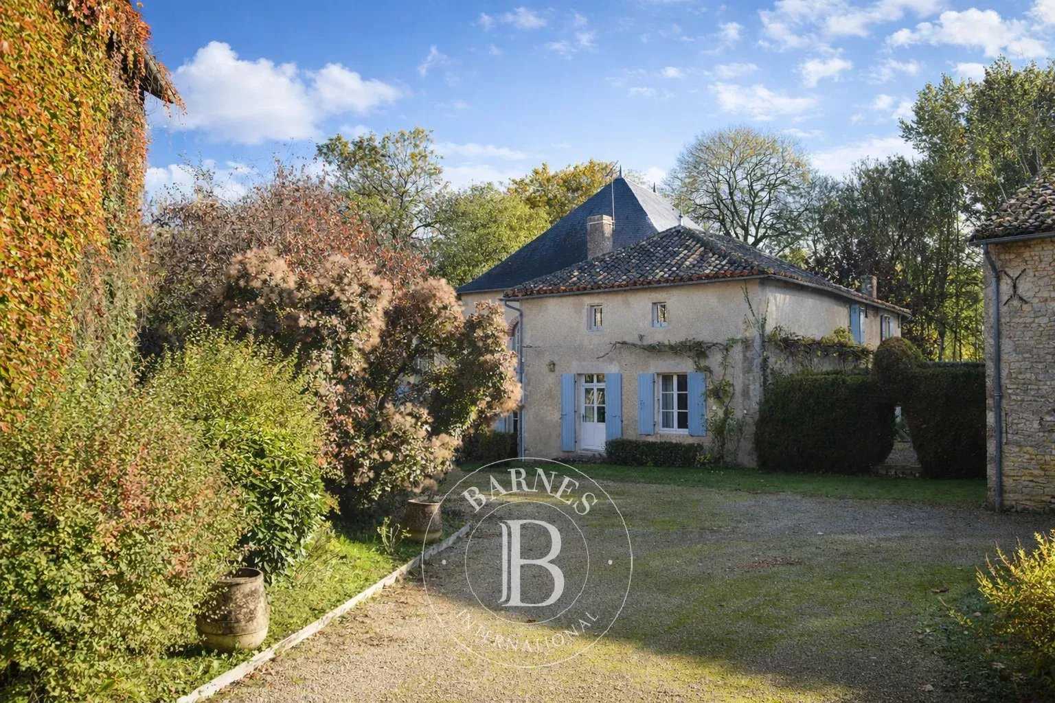 Poitiers  - Maison 9 Pi&egrave;ces 5 Chambres