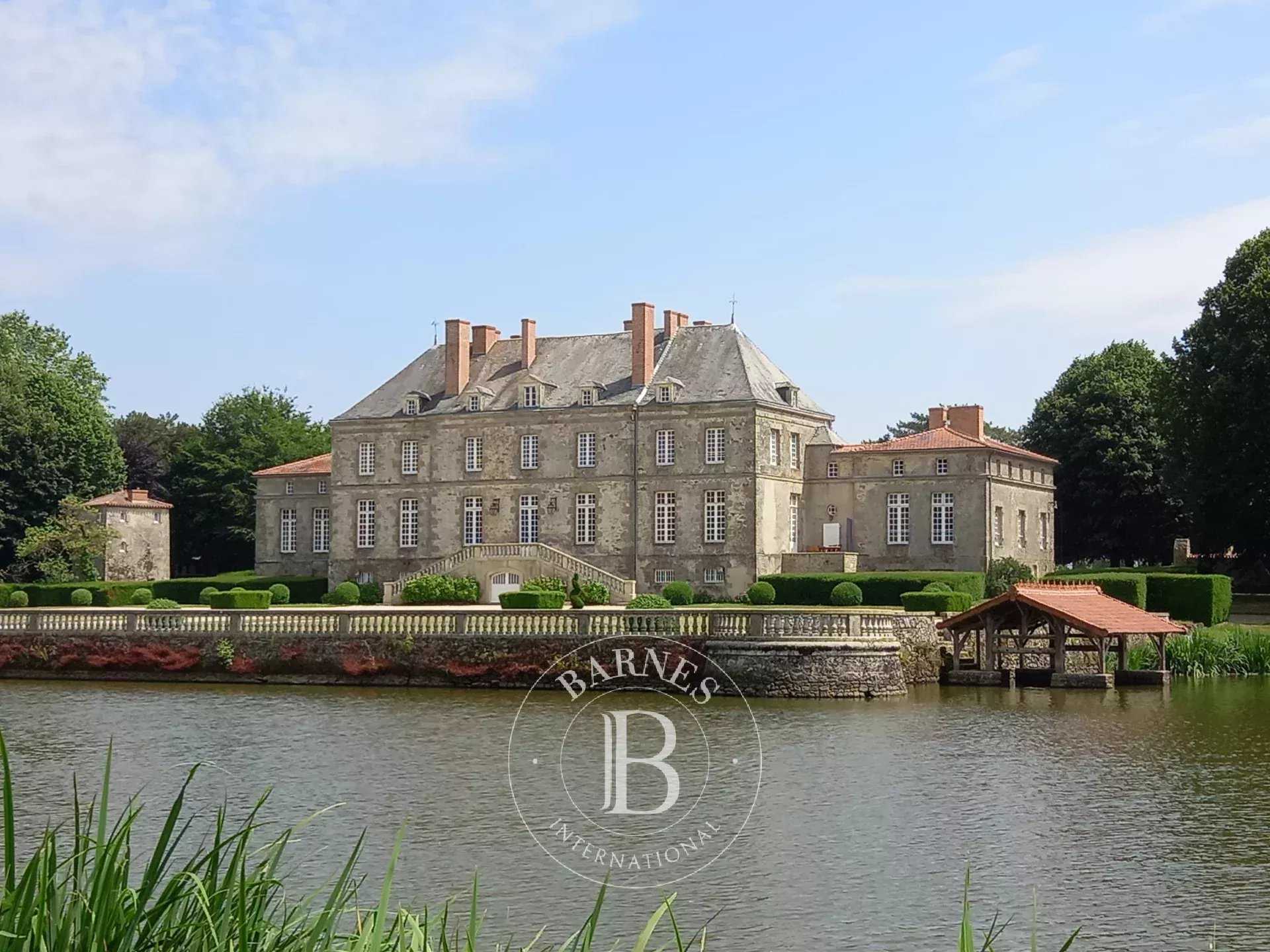 Nantes  - Château 18 Pièces 7 Chambres