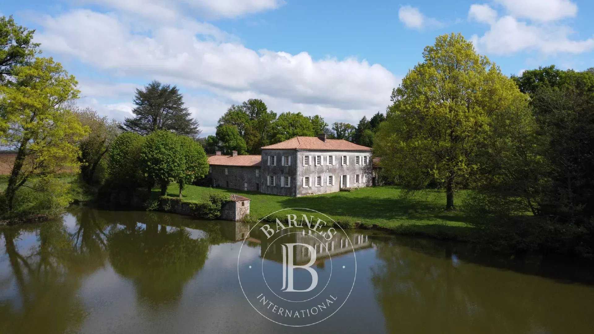 Maison Secondigny  -  ref 84985558 (picture 1)